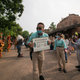 Imagen para el artículo titulado Un paseo en imágenes por la Disneylandia de la nueva normalidad tras el coronavirus